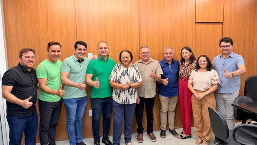 Imagem 1 -  O prefeito Sabino acompanhou a governadora Fátima Bezerra em uma agenda institucional em Apodi nesta segunda-feira (08), que incluiu visitas às obras do saneamento básico, à reforma da Escola Ferreira Pinto e à base descentralizada do SAMU, que recebeu uma nova UTI Móvel. Sabino destacou os avanços em infraestrutura, saúde e educação, com destaque para a obra do saneamento básico de Apodi com investimento de R$ 52 milhões, reforçando o trabalho conjunto entre Estado e município. A programação se encerra com a participação na Festa de Nossa Senhora da Conceição.