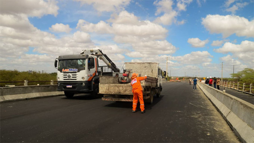 Imagem 1 -  As obras do Complexo Viário 15 de Março avançam para a etapa final, entrando na fase de iluminação e sinalização. Segundo o secretário de Infraestrutura, Rodrigo Lima, restam ajustes com a Cosern, e o município já se prepara para reuniões com o DNIT para iniciar as interligações, começando pela BR-304. A obra inclui a maior ponte de Mossoró, com 140 metros de extensão, e toda a pavimentação já foi concluída. O investimento total é de cerca de R$ 100 milhões, com recursos federais e municipais, tornando-se a maior obra de mobilidade urbana da história da cidade.
