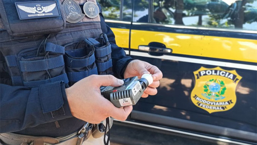 Imagem 1 - A Polícia Rodoviária Federal prendeu dois homens, de 20 e 58 anos, por embriaguez ao volante após acidentes registrados neste domingo (7) em Mossoró e Bom Jesus, no Rio Grande do Norte. Em Mossoró, um motociclista perdeu o controle do veículo; o teste apontou 0,73 mg/L de álcool, e o passageiro ficou gravemente ferido. Em Bom Jesus, outro motociclista colidiu na traseira de um carro, sem capacete, com 0,62 mg/L no teste do etilômetro. Os veículos estavam com licenciamento atrasado e foram apreendidos. Os casos foram encaminhados às delegacias de plantão. Imagem 1 - A Polícia Rodoviária Federal prendeu dois homens, de 20 e 58 anos, por embriaguez ao volante após acidentes registrados neste domingo (7) em Mossoró e Bom Jesus, no Rio Grande do Norte. Em Mossoró, um motociclista perdeu o controle do veículo; o teste apontou 0,73 mg/L de álcool, e o passageiro ficou gravemente ferido. Em Bom Jesus, outro motociclista colidiu na traseira de um carro, sem capacete, com 0,62 mg/L no teste do etilômetro. Os veículos estavam com licenciamento atrasado e foram apreendidos. Os casos foram encaminhados às delegacias de plantão.