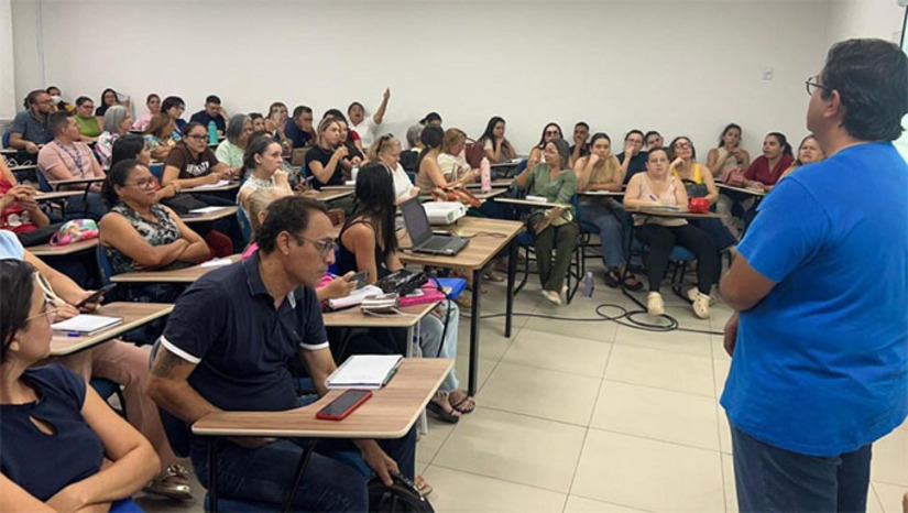 Imagem 1 -  O treinamento promovido pela Coordenação de Imunizações do Município foi realizado no auditório da Uninassau-Mossoró. A nova vacina contra o vírus sindical respiratório (VSR) é destinada a gestantes a partir da 28ª semana, visando proteger os recém-nascidos dos casos de bronquiolite. A vacina oferece proteção aos bebês, uma vez que os anticorpos gerados na gestante são transferidos para o recém-nascido. O encontro reuniu enfermeiros, técnicos de enfermagem, diretores de UBSs, além de representação do Hospital Maternidade Almeida Castro.
