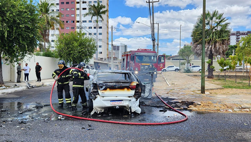 Imagem 1 - A colisão provocou um incêndio em um dos veículos. Imagens de câmeras de segurança mostram o momento em que um dos automóveis teria avançado a via preferencial, atingindo outro carro. Com o impacto, um dos veículos, onde estavam três ocupantes, foi tomado pelas chamas. O Corpo de Bombeiros Militar foi acionado e atuou rapidamente no controle do fogo. O carro incendiado possuía um cilindro de gás natural, o que demandou cuidados durante a ocorrência. O sargento Santiago explicou que o impacto da colisão pode ter provocado vazamento de combustível ou falha no sistema elétrico do veículo, o que teria dado início às chamas. Não houve feridos. Imagem 1 - A colisão provocou um incêndio em um dos veículos. Imagens de câmeras de segurança mostram o momento em que um dos automóveis teria avançado a via preferencial, atingindo outro carro. Com o impacto, um dos veículos, onde estavam três ocupantes, foi tomado pelas chamas. O Corpo de Bombeiros Militar foi acionado e atuou rapidamente no controle do fogo. O carro incendiado possuía um cilindro de gás natural, o que demandou cuidados durante a ocorrência. O sargento Santiago explicou que o impacto da colisão pode ter provocado vazamento de combustível ou falha no sistema elétrico do veículo, o que teria dado início às chamas. Não houve feridos.
