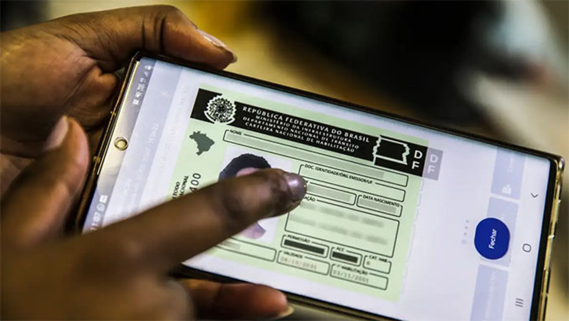 Imagem 1 - Entre as principais alterações estão a oferta de curso teórico gratuito e online, flexibilização das aulas práticas, possibilidade de preparação com instrutores autônomos credenciados e uso de carro próprio. As provas teórica e prática continuam obrigatórias. O processo poderá ser iniciado pelo site do Ministério dos Transportes ou pelo aplicativo Carteira Digital de Trânsito (CDT). A medida busca ampliar o acesso à habilitação, diante do alto número de brasileiros que dirigem sem CNH ou não conseguem obtê-la por causa do custo elevado. Imagem 1 - Entre as principais alterações estão a oferta de curso teórico gratuito e online, flexibilização das aulas práticas, possibilidade de preparação com instrutores autônomos credenciados e uso de carro próprio. As provas teórica e prática continuam obrigatórias. O processo poderá ser iniciado pelo site do Ministério dos Transportes ou pelo aplicativo Carteira Digital de Trânsito (CDT). A medida busca ampliar o acesso à habilitação, diante do alto número de brasileiros que dirigem sem CNH ou não conseguem obtê-la por causa do custo elevado.