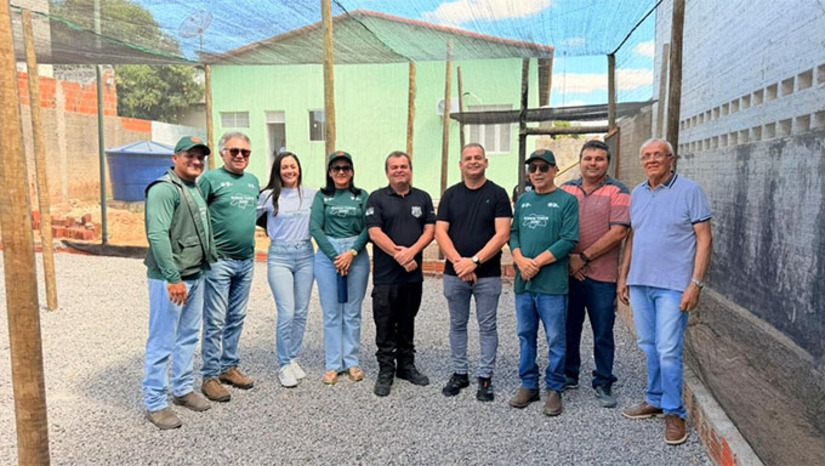 Imagem 1 -  Um dos destaques do projeto é que toda a construção e futura produção estão sendo realizadas por internos do CDP Apodi. Atualmente, 10 detentos participam da execução da obra e serão responsáveis também pelo plantio e manejo das mudas. Com a estrutura física já concluída, o município inicia agora a fase de plantio, seleção de espécies e cronograma de produção, com previsão de início das primeiras mudas nas próximas semanas.