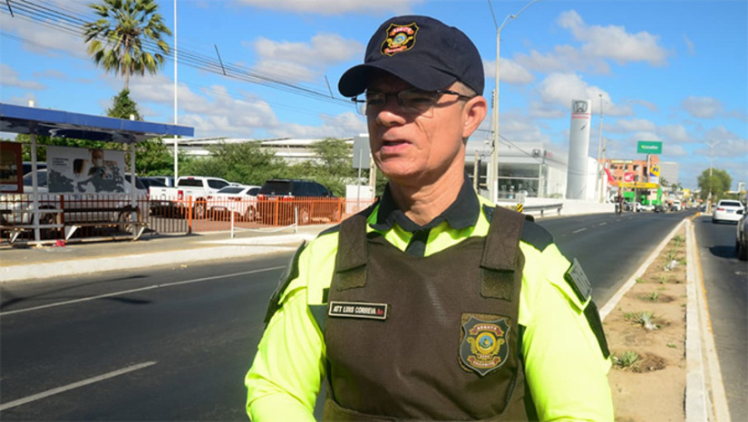 Imagem 1 -  O diretor de Mobilidade, Luís Correia, reforça a necessidade de atenção dos condutores e o uso de caminhos alternativos. “Dia 13, sábado, é festa de Santa Luzia. Sabemos da tradição e da quantidade de pessoas que participam desse importante evento. Por isso, o trânsito estará presente com intervenções essenciais para garantir a segurança de todos. A previsão é de que, por volta das 17h, a Avenida Presidente Dutra já esteja interditada. A depender do fluxo, isso pode ocorrer até antes. A PRF também atuará dentro de sua área de responsabilidade. Então, fique atento: quem pretende participar deve chegar cedo, pois o acesso pela Presidente Dutra estará restrito”, destacou. Foto: Wilson Moreno