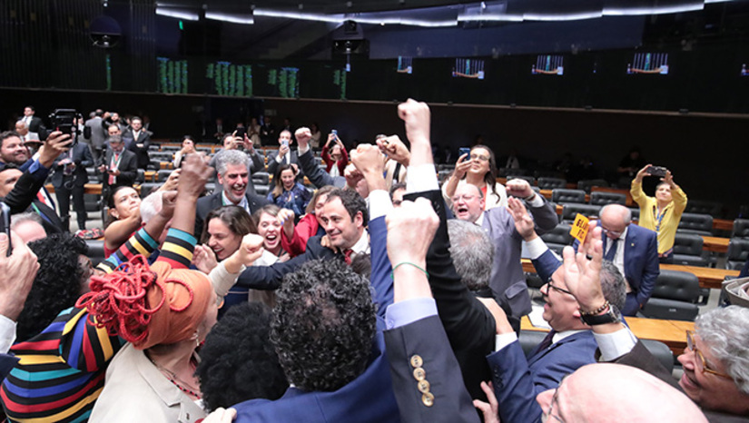 Imagem 1 - Deputado Federal pelo PSOl do Rio de Janeiro, Glauber Braga quase perde o mandato por colocar para fora da casa legislativa um membro do MBL que faltou com respeito a sua mãe. O deputado Hildo Rocha (MDB-MA) reconheceu que Glauber cometeu um erro, violou o Código de Ética, mas que a punição com perda do mandato seria exagerada. “Isso não é motivo de cassação”, defendeu. Foto: Bruno Spada/Câmara dos Deputados Imagem 1 - Deputado Federal pelo PSOl do Rio de Janeiro, Glauber Braga quase perde o mandato por colocar para fora da casa legislativa um membro do MBL que faltou com respeito a sua mãe. O deputado Hildo Rocha (MDB-MA) reconheceu que Glauber cometeu um erro, violou o Código de Ética, mas que a punição com perda do mandato seria exagerada. “Isso não é motivo de cassação”, defendeu. Foto: Bruno Spada/Câmara dos Deputados