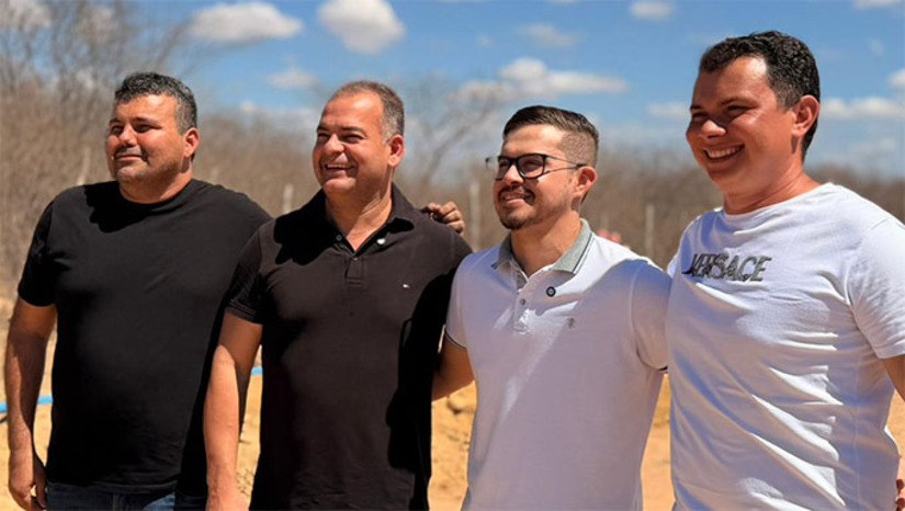 Imagem 1 - A visita ao canteiro de obras contou com a presença do prefeito Sabino Neto, do vereador Jailson Ferreira e do secretário municipal de Agricultura, Elton Rosenberg, que acompanharam de perto o avanço das ações. O projeto prevê a implantação de mais de 7 mil metros de adutora, conectando o Sítio Cápua à rede hídrica municipal. O investimento ultrapassa R$ 100 mil, englobando infraestrutura, materiais, execução técnica e acompanhamento especializado. Imagem 1 - A visita ao canteiro de obras contou com a presença do prefeito Sabino Neto, do vereador Jailson Ferreira e do secretário municipal de Agricultura, Elton Rosenberg, que acompanharam de perto o avanço das ações. O projeto prevê a implantação de mais de 7 mil metros de adutora, conectando o Sítio Cápua à rede hídrica municipal. O investimento ultrapassa R$ 100 mil, englobando infraestrutura, materiais, execução técnica e acompanhamento especializado.