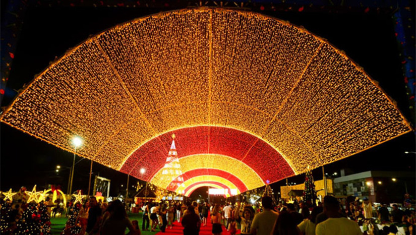 Imagem 1 - Nesta quinta-feira (11), o palco do "Estação Natal" tem apresentações do CCI São Manoel; CRAS Santo Antônio; CRAS Jardim das Palmeiras; Casa da Nossa Gente do Abolição I; e encerrando com Sarau Cultural. As apresentações começam às 18h. O "Estação Natal", montado na Estação das Artes Poeta Elizeu Ventania, tem programação até o próximo dia 6 de janeiro de 2026. O espaço é totalmente ambientado no clima natalino e a entrada é gratuita. Imagem 1 - Nesta quinta-feira (11), o palco do "Estação Natal" tem apresentações do CCI São Manoel; CRAS Santo Antônio; CRAS Jardim das Palmeiras; Casa da Nossa Gente do Abolição I; e encerrando com Sarau Cultural. As apresentações começam às 18h. O "Estação Natal", montado na Estação das Artes Poeta Elizeu Ventania, tem programação até o próximo dia 6 de janeiro de 2026. O espaço é totalmente ambientado no clima natalino e a entrada é gratuita.