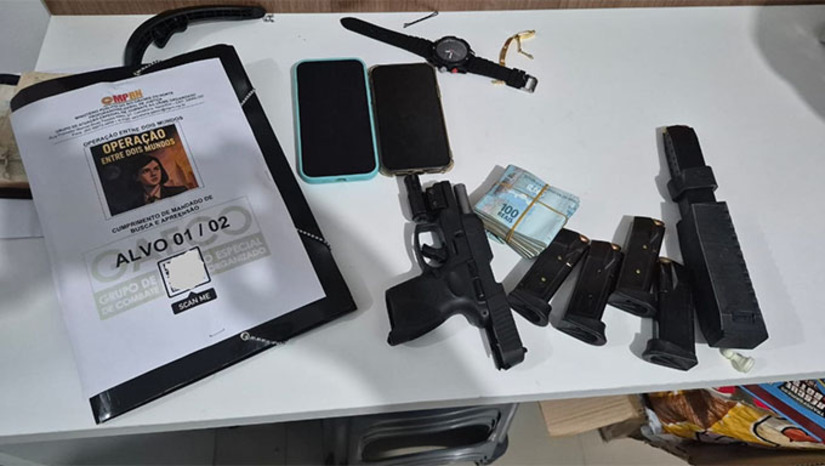 Imagem 1 - A investigação aponta para a atuação de uma servidora terceirizada lotada em um setor crucial para o cumprimento de penas, suspeita de utilizar sua função e acesso a informações sigilosas para favorecer líderes e membros da facção criminosa Sindicato do Crime do RN. Durante as diligências, foram apreendidos aparelhos de telefone celular e um computador pessoal pertencentes à principal investigada, que serão submetidos à análise. O MPRN obteve ainda o afastamento cautelar imediato da servidora de suas funções. Imagem 1 - A investigação aponta para a atuação de uma servidora terceirizada lotada em um setor crucial para o cumprimento de penas, suspeita de utilizar sua função e acesso a informações sigilosas para favorecer líderes e membros da facção criminosa Sindicato do Crime do RN. Durante as diligências, foram apreendidos aparelhos de telefone celular e um computador pessoal pertencentes à principal investigada, que serão submetidos à análise. O MPRN obteve ainda o afastamento cautelar imediato da servidora de suas funções.