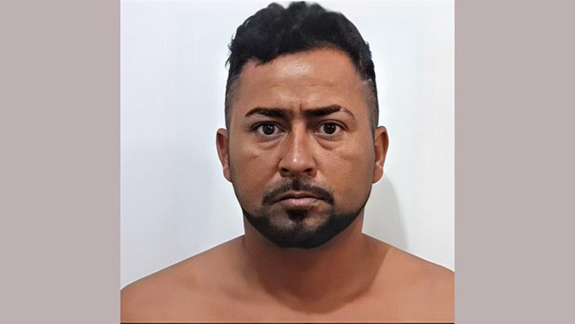 Imagem 1 - Crime aconteceu durante a madrugada desta sexta-feira, 12. A vítima Francisco Edileuzo Pinheiro, o Leudo Pardal, foi assassinado nas imediações do mesmo local que o motorista Ismael Victor Oliveira da Silva, de 28 anos, foi morto a tiros nesta quinta-feita, dia 11. Os dois casos estão sendo investigados pela Policia Civil do Estado do Ceará. Imagem 1 - Crime aconteceu durante a madrugada desta sexta-feira, 12. A vítima Francisco Edileuzo Pinheiro, o Leudo Pardal, foi assassinado nas imediações do mesmo local que o motorista Ismael Victor Oliveira da Silva, de 28 anos, foi morto a tiros nesta quinta-feita, dia 11. Os dois casos estão sendo investigados pela Policia Civil do Estado do Ceará.