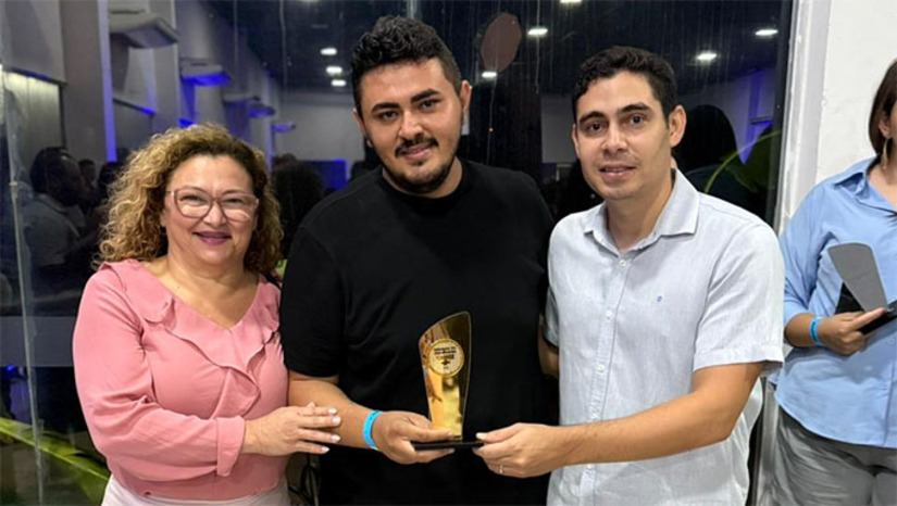 Imagem 1 - O prefeito Renan e o agente de desenvolvimento local Jackson Diego participaram do evento e receberam. A Sala do Empreendedor de Upanema agora vai participar da etapa nacional do Selo. O Selo Sebrae de Referência em Atendimento, promovido pelo Serviço Brasileiro de Apoio às Micro e Pequenas Empresas (Sebrae), é uma metodologia de avaliação que reconhece a qualidade dos serviços prestados pelas Salas do Empreendedor e seus parceiros. Imagem 1 - O prefeito Renan e o agente de desenvolvimento local Jackson Diego participaram do evento e receberam. A Sala do Empreendedor de Upanema agora vai participar da etapa nacional do Selo. O Selo Sebrae de Referência em Atendimento, promovido pelo Serviço Brasileiro de Apoio às Micro e Pequenas Empresas (Sebrae), é uma metodologia de avaliação que reconhece a qualidade dos serviços prestados pelas Salas do Empreendedor e seus parceiros.