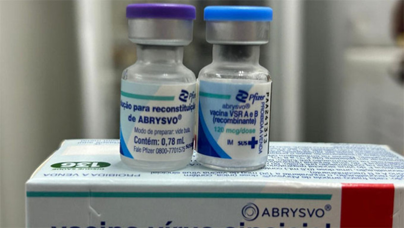 Imagem 1 - A nova vacina contra o vírus sindical respiratório (VSR) é destinada a gestantes a partir da 28ª semana, visando proteger os recém-nascidos dos casos de bronquiolite. O lote com 871 doses chegou a Mossoró neta sexta-feira (12) e a secretaria de saúde já inicia a imunização no ponto de vacina da Festa de Santa luzia. Imagem 1 - A nova vacina contra o vírus sindical respiratório (VSR) é destinada a gestantes a partir da 28ª semana, visando proteger os recém-nascidos dos casos de bronquiolite. O lote com 871 doses chegou a Mossoró neta sexta-feira (12) e a secretaria de saúde já inicia a imunização no ponto de vacina da Festa de Santa luzia.