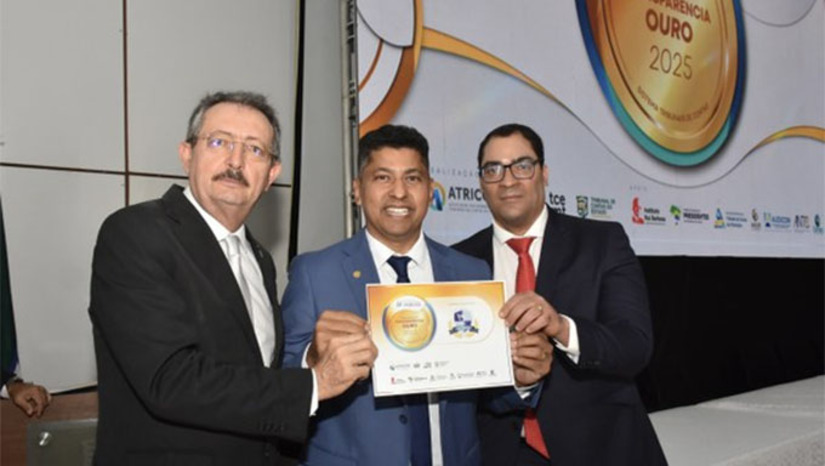 Imagem 1 - A Câmara Municipal de Mossoró recebeu pela primeira vez o Selo Ouro em Transparência do TCE/RN, durante o evento Sexta de Contas. O reconhecimento destaca o cumprimento de critérios rigorosos de divulgação de informações financeiras, administrativas e legislativas no Portal da Transparência. O presidente Genilson Alves afirmou que a conquista reflete o trabalho coletivo para tornar a Casa mais acessível e responsável. A certificação integra o Programa Nacional de Transparência Pública, que avalia boas práticas de órgãos em todo o país. Imagem 1 - A Câmara Municipal de Mossoró recebeu pela primeira vez o Selo Ouro em Transparência do TCE/RN, durante o evento Sexta de Contas. O reconhecimento destaca o cumprimento de critérios rigorosos de divulgação de informações financeiras, administrativas e legislativas no Portal da Transparência. O presidente Genilson Alves afirmou que a conquista reflete o trabalho coletivo para tornar a Casa mais acessível e responsável. A certificação integra o Programa Nacional de Transparência Pública, que avalia boas práticas de órgãos em todo o país.