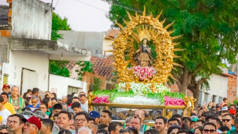 Imagem 1 - Neste sábado (13), milhares de fiéis se reúnem para celebrar a padroeira da cidade, culminando com a Grande Procissão de Santa Luzia, que terá início às 17h, com saída do Santuário de Santa Clara. A expectativa é de que mais de 100 mil devotos caminhem pelas ruas, em oração, acompanhando a imagem de Santa Luzia pelo percurso que segue pela Avenida Presidente Dutra, com chegada à Catedral de Santa Luzia, onde acontece o cerimonial de encerramento da Festa de Santa Luzia 2025 e o 10º Grande Sorteio de Santa Luzia. Imagem 1 - Neste sábado (13), milhares de fiéis se reúnem para celebrar a padroeira da cidade, culminando com a Grande Procissão de Santa Luzia, que terá início às 17h, com saída do Santuário de Santa Clara. A expectativa é de que mais de 100 mil devotos caminhem pelas ruas, em oração, acompanhando a imagem de Santa Luzia pelo percurso que segue pela Avenida Presidente Dutra, com chegada à Catedral de Santa Luzia, onde acontece o cerimonial de encerramento da Festa de Santa Luzia 2025 e o 10º Grande Sorteio de Santa Luzia.