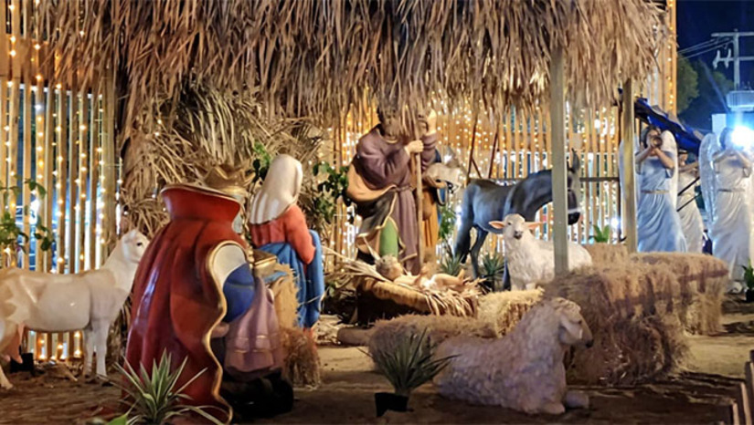Imagem 1 -  Um dos espaços mais visitados do Estação Natal tem sido o Presépio, que contextualiza a história natalina do nascimento do menino Jesus. Um ambiente de encher os olhos dos visitantes, que procuram eternizar o momento por meio de fotografias. Neste final de semana, o estação Natal recebeu um grande público que se encantou com a decoração, em especial com o presépio.