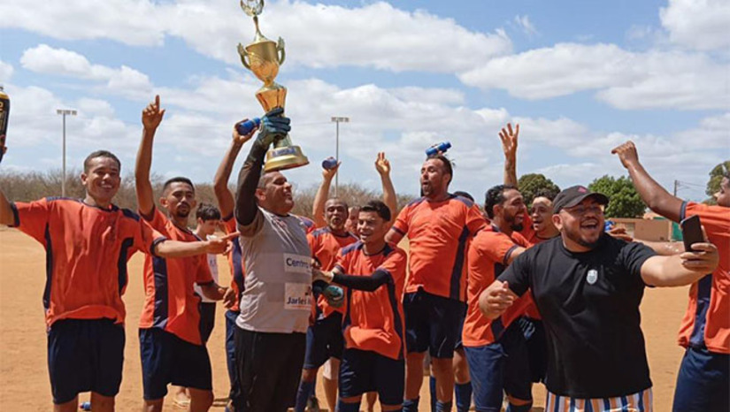 Imagem 1 - Com o triunfo, o Rancho da Caça encerra a campanha da zona rural de forma invicta e celebra mais um feito importante dentro do CEM, competição que movimenta comunidades urbanas e rurais de Mossoró ao longo do ano. Agora, as atenções se voltam para a grande final do Circuito Esportivo Mossoroense 2025. Campeão da zona rural, o Rancho da Caça enfrentará o Atlético Mossoroense, vencedor da zona urbana, no próximo dia 21 de dezembro. Imagem 1 - Com o triunfo, o Rancho da Caça encerra a campanha da zona rural de forma invicta e celebra mais um feito importante dentro do CEM, competição que movimenta comunidades urbanas e rurais de Mossoró ao longo do ano. Agora, as atenções se voltam para a grande final do Circuito Esportivo Mossoroense 2025. Campeão da zona rural, o Rancho da Caça enfrentará o Atlético Mossoroense, vencedor da zona urbana, no próximo dia 21 de dezembro.
