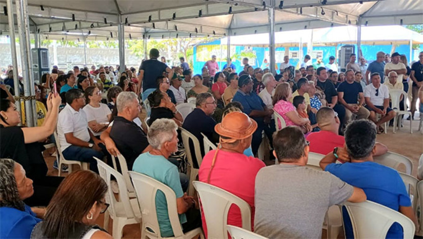 Imagem 1 - Durante o encontro, o prefeito Allyson Bezerra apresentou ações que foram feitas no município e obras que foram entregues à população como, por exemplo, as 10 Unidades Básicas de Saúde (UBSs), o Centro Comercial e sobre outras obras que estão em andamento como o Complexo Viário e o Hospital Municipal. Representantes dos setores da zona urbana e da rural avaliaram esse momento com muita positividade, uma vez que cada liderança conhece as necessidades e anseios da população. Imagem 1 - Durante o encontro, o prefeito Allyson Bezerra apresentou ações que foram feitas no município e obras que foram entregues à população como, por exemplo, as 10 Unidades Básicas de Saúde (UBSs), o Centro Comercial e sobre outras obras que estão em andamento como o Complexo Viário e o Hospital Municipal. Representantes dos setores da zona urbana e da rural avaliaram esse momento com muita positividade, uma vez que cada liderança conhece as necessidades e anseios da população.