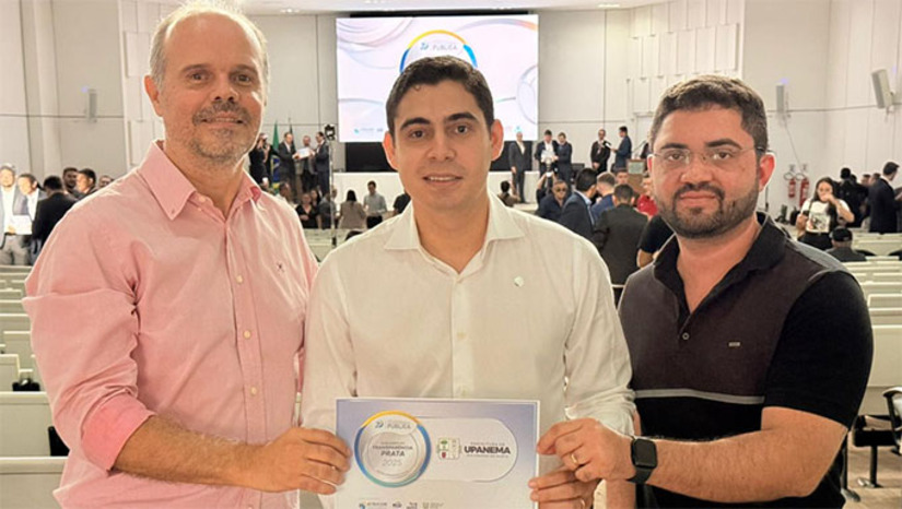 Imagem 1 -  A comenda foi entregue nessa sexta-feira (12), durante a 24ª edição do projeto Sexta de Contas, realizada no Centro Municipal de Referência Educacional (Cemure), em Natal-RN, que contou com a apresentação dos resultados do Programa Nacional da Transparência Pública (PNTP). A solenidade contou com a presença do prefeito Renan. O PNTP examina a transparência ativa nos sites institucionais dos três poderes (Executivo, Legislativo e Judiciário), abrangendo União, Estados e Municípios.