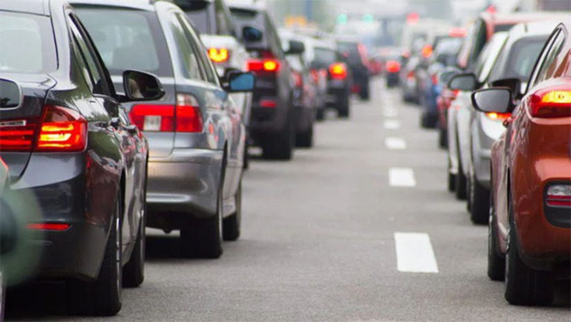 Imagem 1 - A partir de agora, motoristas que mantiverem um bom histórico no trânsito terão a Carteira Nacional de Habilitação (CNH) renovada automaticamente, sem necessidade de exames presenciais, deslocamentos ao Departamento de Trânsito (Detran) ou pagamento de taxas adicionais. O benefício vale para motoristas cadastrados no Registro Nacional Positivo de Condutores, ou seja, sem infrações registradas nos últimos 12 meses. Imagem 1 - A partir de agora, motoristas que mantiverem um bom histórico no trânsito terão a Carteira Nacional de Habilitação (CNH) renovada automaticamente, sem necessidade de exames presenciais, deslocamentos ao Departamento de Trânsito (Detran) ou pagamento de taxas adicionais. O benefício vale para motoristas cadastrados no Registro Nacional Positivo de Condutores, ou seja, sem infrações registradas nos últimos 12 meses.