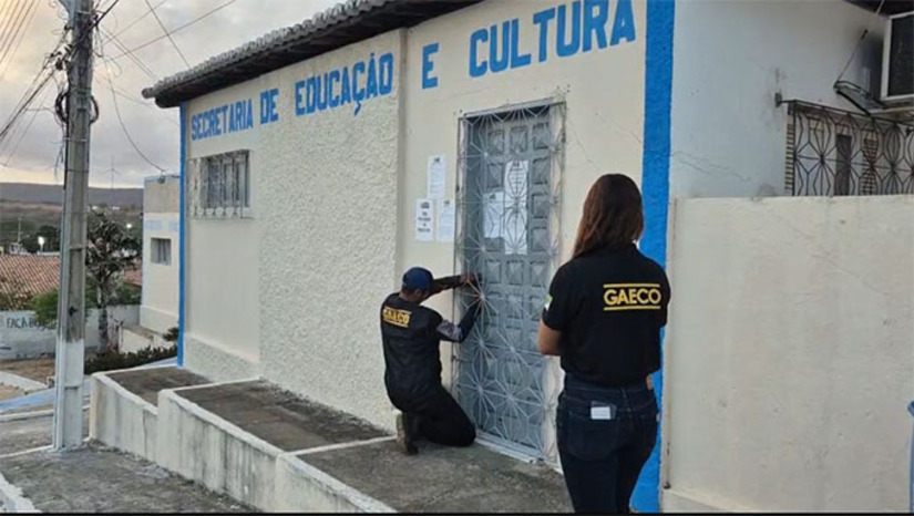 Imagem 1 -   A operação investiga um suposto esquema criminoso na Prefeitura de Caiçara do Rio do Vento, envolvendo contratações ilegais, desvio de recursos públicos, lavagem de dinheiro e associação criminosa. A ação cumpriu mandados de busca em órgãos públicos, residências e empresas em cidades do RN e na Paraíba. As investigações apontam que o esquema seria articulado por um grupo familiar e empresarial, que utilizava empresas de fachada para ocultar e movimentar recursos desviados de contratos públicos, principalmente por meio de dispensas e inexigibilidades de licitação.