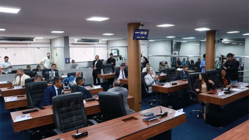 Imagem 1 -  O plenário da Câmara Municipal de Mossoró aprovou o parecer do TCE/RN que recomendou a desaprovação das contas de 2014 da gestão do ex-prefeito Francisco José Lima Silveira Júnior, por ausência de envio de informações e documentos contábeis. A decisão foi tomada por 11 votos favoráveis e cinco abstenções. Com o julgamento, a Câmara vai promulgar um Decreto Legislativo e encaminhar o resultado ao TCE, que notificará o ex-prefeito sobre a decisão definitiva.