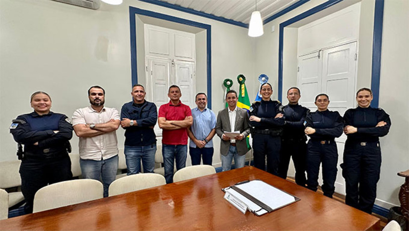 Imagem 1 - Entre as propostas está o novo Plano de Cargos, Carreira e Remuneração da Guarda Civil Municipal, com reajuste salarial de 7%, ampliação das diárias operacionais e nova progressão para guardas veteranos. Na saúde, os projetos preveem a criação de 57 novos cargos para ampliar convocações de concursados e a implantação do programa Investe Saúde, que permitirá reformas e reparos rápidos em UBSs e UPAs. Na educação, propõe-se a inclusão de conteúdos sobre História e Geografia de Mossoró, Educação Financeira e Constituição Federal na rede municipal. Imagem 1 - Entre as propostas está o novo Plano de Cargos, Carreira e Remuneração da Guarda Civil Municipal, com reajuste salarial de 7%, ampliação das diárias operacionais e nova progressão para guardas veteranos. Na saúde, os projetos preveem a criação de 57 novos cargos para ampliar convocações de concursados e a implantação do programa Investe Saúde, que permitirá reformas e reparos rápidos em UBSs e UPAs. Na educação, propõe-se a inclusão de conteúdos sobre História e Geografia de Mossoró, Educação Financeira e Constituição Federal na rede municipal.