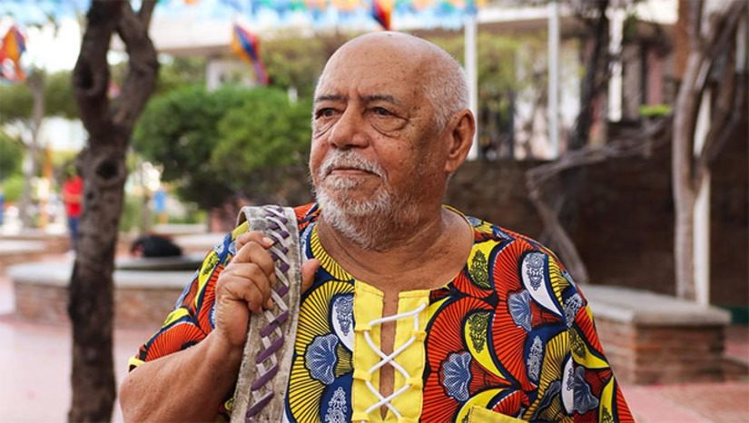 Imagem 1 - A poesia do mossoroense Antônio Francisco inspira uma nova geração de escritores reunidos na coletânea “Frutos Poéticos de Antônio Francisco”, que apresenta poemas de jovens autores conhecidos como poetas mirins. O livro será lançado neste sábado, dia 20, às 18h, na Praça do Memorial da Resistência, em Mossoró. Organizada por Antônio Francisco, Lígia Morais e Etevaldo Almeida, a obra é resultado de um projeto contemplado pela Lei Paulo Gustavo e reúne poemas de 16 jovens que tiveram seu primeiro contato com a poesia a partir da obra do mestre, celebrando a força, a beleza e a continuidade da tradição poética potiguar. Imagem 1 - A poesia do mossoroense Antônio Francisco inspira uma nova geração de escritores reunidos na coletânea “Frutos Poéticos de Antônio Francisco”, que apresenta poemas de jovens autores conhecidos como poetas mirins. O livro será lançado neste sábado, dia 20, às 18h, na Praça do Memorial da Resistência, em Mossoró. Organizada por Antônio Francisco, Lígia Morais e Etevaldo Almeida, a obra é resultado de um projeto contemplado pela Lei Paulo Gustavo e reúne poemas de 16 jovens que tiveram seu primeiro contato com a poesia a partir da obra do mestre, celebrando a força, a beleza e a continuidade da tradição poética potiguar.