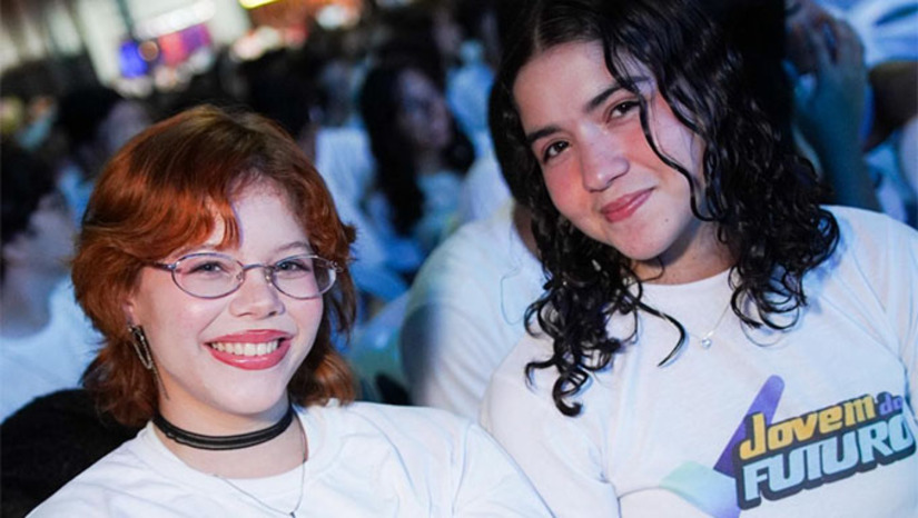 Imagem 1 - A Prefeitura de Mossoró dará início à segunda etapa do programa “Jovem do Futuro” 2025.2 neste sábado (20), com formação prevista até março de 2026. O programa atende 1.750 alunos, que escolheram cursos de capacitação entre 30 opções em diferentes eixos tecnológicos. Após a conclusão, os participantes receberão certificado de formação das instituições parceiras, que incluem Sest/Senat, Senai, Senac e Ufersa. Segundo Leonardo Martins, coordenador do programa, o objetivo é preparar os jovens para assumir posições importantes no mercado de trabalho. Imagem 1 - A Prefeitura de Mossoró dará início à segunda etapa do programa “Jovem do Futuro” 2025.2 neste sábado (20), com formação prevista até março de 2026. O programa atende 1.750 alunos, que escolheram cursos de capacitação entre 30 opções em diferentes eixos tecnológicos. Após a conclusão, os participantes receberão certificado de formação das instituições parceiras, que incluem Sest/Senat, Senai, Senac e Ufersa. Segundo Leonardo Martins, coordenador do programa, o objetivo é preparar os jovens para assumir posições importantes no mercado de trabalho.