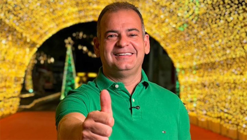 Imagem 1 - O prefeito Sabino convida toda a população apodiense e moradores da região para participarem desse momento especial, preparado com muito carinho para toda a família. O evento acontece nos dias 18, 19 e 20, sempre a partir das 19h, e contará com uma programação diversificada e emocionante. Durante as três noites, o público poderá prestigiar apresentações de coral, espetáculos natalinos, a tão aguardada presença do Papai Noel, além de diversas surpresas que prometem encantar crianças, jovens e adultos. Imagem 1 - O prefeito Sabino convida toda a população apodiense e moradores da região para participarem desse momento especial, preparado com muito carinho para toda a família. O evento acontece nos dias 18, 19 e 20, sempre a partir das 19h, e contará com uma programação diversificada e emocionante. Durante as três noites, o público poderá prestigiar apresentações de coral, espetáculos natalinos, a tão aguardada presença do Papai Noel, além de diversas surpresas que prometem encantar crianças, jovens e adultos.