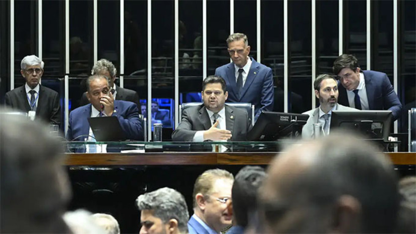 Imagem 1 - O Senado aprovou, por 48 votos a 25, o PL 2162/2023, conhecido como PL da Dosimetria, que reduz penas de condenados pelos atos antidemocráticos de 8 de janeiro de 2023 e pela tentativa de golpe de Estado. O projeto altera o cálculo das penas, determinando que, quando os crimes de tentativa contra o Estado Democrático de Direito e de golpe de Estado ocorrerem no mesmo contexto, seja aplicada apenas a pena mais grave, e não a soma delas. Também reduz o tempo para progressão de regime. A proposta pode beneficiar réus como o ex-presidente Jair Bolsonaro e ex-integrantes do alto escalão do governo anterior. O texto segue para sanção presidencial. Imagem 1 - O Senado aprovou, por 48 votos a 25, o PL 2162/2023, conhecido como PL da Dosimetria, que reduz penas de condenados pelos atos antidemocráticos de 8 de janeiro de 2023 e pela tentativa de golpe de Estado. O projeto altera o cálculo das penas, determinando que, quando os crimes de tentativa contra o Estado Democrático de Direito e de golpe de Estado ocorrerem no mesmo contexto, seja aplicada apenas a pena mais grave, e não a soma delas. Também reduz o tempo para progressão de regime. A proposta pode beneficiar réus como o ex-presidente Jair Bolsonaro e ex-integrantes do alto escalão do governo anterior. O texto segue para sanção presidencial.