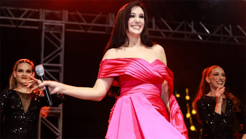 Imagem 1 -  A exemplo do ano passado, a cantora realizará um show especial no principal palco de apresentações do “Estação Natal”. A artista potiguar, destaque na cena nacional da música, prepara uma exibição especial para a ocasião. "Neste sábado eu vou fazer um show lindo para vocês na Estação das Artes. Espero vocês. Convidem a família e os amigos para acompanhar ser maravilhoso", declarou a cantora Marina Elali. A artista sobe ao palco do evento para um show especial às 21h30.