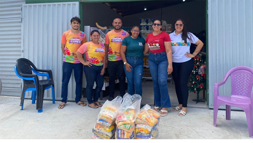 Imagem 1 -  O Luau das Cores, realizado na Praia de Pernambuquinho, em Grossos, arrecadou mais de 3 toneladas de alimentos, que serão destinadas a famílias em situação de vulnerabilidade atendidas pelo CRAS. A doação foi feita pelo público durante o evento, reforçando o caráter solidário da iniciativa. Além da ação social, o evento se destacou como um dos principais da região, reunindo grande público, fortalecendo a economia local e valorizando a cultura, o turismo e os espaços naturais do município.