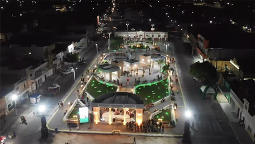 Imagem 1 -  A programação acontece nesta sexta-feira (19) na Praça Reinaldo Pimenta, com início marcado para as 17 horas. O evento deve reunir quase 3 mil crianças de todo o município e movimentar um público estimado em aproximadamente 5 mil pessoas, incluindo familiares e equipes envolvidas na organização. Ao todo, a gestão investe em torno de R$ 150 mil, oferecendo uma tarde de alegria, lazer e confraternização, fortalecendo o espírito natalino entre as famílias caraubenses.