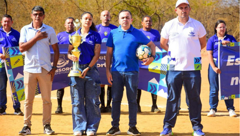 Imagem 1 - A final do futebol de campo do Circuito Esportivo Mossoroense 2025 (CEM) promete fortes emoções neste domingo, a partir das 7h45, no campo da Barrinha. De um lado, o Rancho da Caça, campeão invicto da zona rural; do outro, o Atlético Mossoroense, campeão da zona urbana. Imagem 1 - A final do futebol de campo do Circuito Esportivo Mossoroense 2025 (CEM) promete fortes emoções neste domingo, a partir das 7h45, no campo da Barrinha. De um lado, o Rancho da Caça, campeão invicto da zona rural; do outro, o Atlético Mossoroense, campeão da zona urbana.
