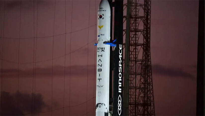 Imagem 1 - O foguete da empresa Innospace partiu às 22h13 e, segundo comunicado da Força Aérea Brasileira (FAB), sofreu uma “anomalia que o fez colidir com o solo”. De acordo com a nota, uma equipe da FAB e do Corpo de Bombeiros foi enviada ao local da queda para analisar os destroços. A Innospace também trabalha para descobrir o motivo da falha. Imagem 1 - O foguete da empresa Innospace partiu às 22h13 e, segundo comunicado da Força Aérea Brasileira (FAB), sofreu uma “anomalia que o fez colidir com o solo”. De acordo com a nota, uma equipe da FAB e do Corpo de Bombeiros foi enviada ao local da queda para analisar os destroços. A Innospace também trabalha para descobrir o motivo da falha.