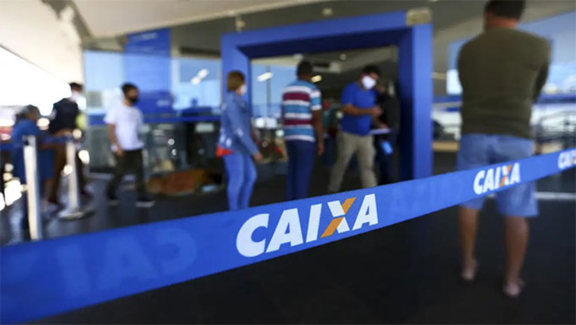 Imagem 1 - Durante as festas de fim de ano, o funcionamento dos bancos será alterado. Nos dias 25/12 e 1º/1 não haverá atendimento presencial nem compensações bancárias, assim como em 31/12. O Pix continuará funcionando normalmente todos os dias. Na véspera de Natal (24/12), o atendimento será reduzido, das 9h às 11h (horário de Brasília). O último dia com expediente normal será 30/12, e os bancos retomam o funcionamento regular em 26/12 e 2/1, salvo feriados locais. Contas com vencimento nos dias sem expediente poderão ser pagas no próximo dia útil sem multa. Imagem 1 - Durante as festas de fim de ano, o funcionamento dos bancos será alterado. Nos dias 25/12 e 1º/1 não haverá atendimento presencial nem compensações bancárias, assim como em 31/12. O Pix continuará funcionando normalmente todos os dias. Na véspera de Natal (24/12), o atendimento será reduzido, das 9h às 11h (horário de Brasília). O último dia com expediente normal será 30/12, e os bancos retomam o funcionamento regular em 26/12 e 2/1, salvo feriados locais. Contas com vencimento nos dias sem expediente poderão ser pagas no próximo dia útil sem multa.