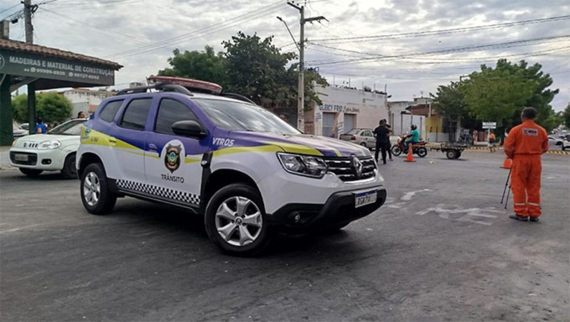 Imagem 1 - A vítima, identificada como Raimundo Onofre, de 78 anos, voltava da feira da Cobal e trafegava de bicicleta pela rua Afonso Pena quando avançou para a avenida Alberto Maranhão e acabou sendo atropelado por um mototaxista que passava pelo local. Com o impacto, o motociclista caiu e também ficou ferido. Seu Raimundo ainda chegou a ser socorrido por uma equipe de emergência, mas não resistiu aos ferimentos e faleceu dentro da ambulância. Imagem 1 - A vítima, identificada como Raimundo Onofre, de 78 anos, voltava da feira da Cobal e trafegava de bicicleta pela rua Afonso Pena quando avançou para a avenida Alberto Maranhão e acabou sendo atropelado por um mototaxista que passava pelo local. Com o impacto, o motociclista caiu e também ficou ferido. Seu Raimundo ainda chegou a ser socorrido por uma equipe de emergência, mas não resistiu aos ferimentos e faleceu dentro da ambulância.