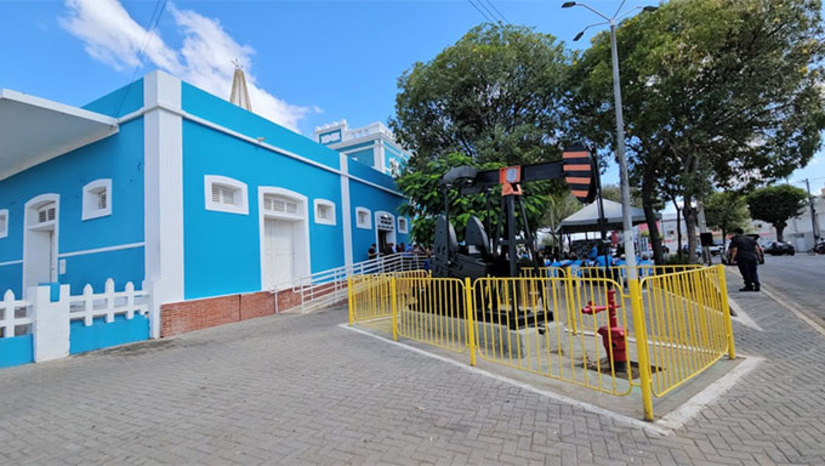 Imagem 1 - O Museu do Petróleo de Mossoró, reaberto recentemente por meio de parceria entre a Prefeitura e a Redepetro, já recebeu quase 3.200 visitantes em menos de um mês. Único do gênero no país, o espaço retrata a história do petróleo e sua importância para a economia local. Durante dezembro, o museu funciona em horário especial, integrando a programação do “Estação Natal”, o que amplia o acesso de moradores e turistas. Aberto ao público, o local também recebe visitas agendadas de grupos por meio da Gerência de Turismo do município. Imagem 1 - O Museu do Petróleo de Mossoró, reaberto recentemente por meio de parceria entre a Prefeitura e a Redepetro, já recebeu quase 3.200 visitantes em menos de um mês. Único do gênero no país, o espaço retrata a história do petróleo e sua importância para a economia local. Durante dezembro, o museu funciona em horário especial, integrando a programação do “Estação Natal”, o que amplia o acesso de moradores e turistas. Aberto ao público, o local também recebe visitas agendadas de grupos por meio da Gerência de Turismo do município.