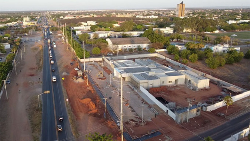 Imagem 1 - A Prefeitura de Mossoró iniciou a entrega dos primeiros materiais e equipamentos para o Hospital Municipal, em construção ao lado da Ufersa, como macas, geladeiras, câmeras frias, cadeiras e mesas. A obra, parte do programa “Mossoró Realiza”, está na fase de acabamento e visa oferecer serviços como consultas com especialistas, exames laboratoriais e cirurgias em diversas áreas, incluindo ginecológica, ortopédica e vascular. A ação marca um avanço na estruturação da saúde do município e prepara o hospital para inauguração em breve. Imagem 1 - A Prefeitura de Mossoró iniciou a entrega dos primeiros materiais e equipamentos para o Hospital Municipal, em construção ao lado da Ufersa, como macas, geladeiras, câmeras frias, cadeiras e mesas. A obra, parte do programa “Mossoró Realiza”, está na fase de acabamento e visa oferecer serviços como consultas com especialistas, exames laboratoriais e cirurgias em diversas áreas, incluindo ginecológica, ortopédica e vascular. A ação marca um avanço na estruturação da saúde do município e prepara o hospital para inauguração em breve.
