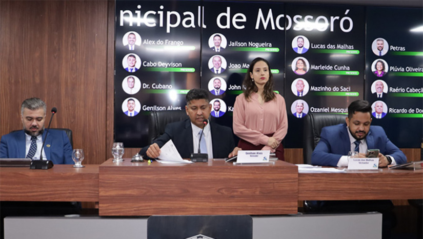 Imagem 1 - Quase todos os vereadores destinaram suas emendas impositiva (algo em torno de R$ 5 milhões) para realizar cirurgias eletivas no Hospital Municipal que deve ser inaugurado nos próximos dias pelo prefeito Allyson Bezerra ao lado da UFERSA. A LOA 2026 foi aprovada com 129 emendas propostas pelos veradores em sessão realizada no Palácio Rodolfo Fernandes no dia 17 de dezembro e deve ser sancionada pelo prefeito Allyson Bezerra nos próximos dias. Imagem 1 - Quase todos os vereadores destinaram suas emendas impositiva (algo em torno de R$ 5 milhões) para realizar cirurgias eletivas no Hospital Municipal que deve ser inaugurado nos próximos dias pelo prefeito Allyson Bezerra ao lado da UFERSA. A LOA 2026 foi aprovada com 129 emendas propostas pelos veradores em sessão realizada no Palácio Rodolfo Fernandes no dia 17 de dezembro e deve ser sancionada pelo prefeito Allyson Bezerra nos próximos dias.