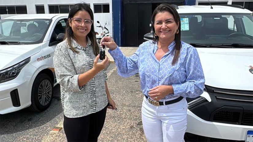 Imagem 1 - A iniciativa visa aprimorar a estrutura e os serviços oferecidos à população. Foram entregues dois veículos 0km, sendo um de sete lugares, destinados a garantir mais mobilidade e cuidado no transporte de idosos e usuários dos grupos de convivência. A secretaria também recebeu notebooks, impressoras, tablets, smartphones, equipamentos de cozinha e materiais de lazer. Imagem 1 - A iniciativa visa aprimorar a estrutura e os serviços oferecidos à população. Foram entregues dois veículos 0km, sendo um de sete lugares, destinados a garantir mais mobilidade e cuidado no transporte de idosos e usuários dos grupos de convivência. A secretaria também recebeu notebooks, impressoras, tablets, smartphones, equipamentos de cozinha e materiais de lazer.