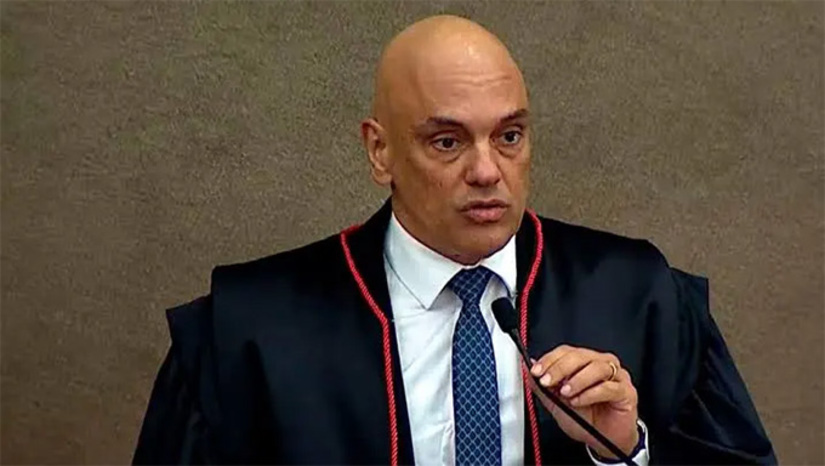 Imagem 1 - O silêncio do conselho federal da OAB, o dos procuradores e associações classistas do Ministério Público Federal e de jornalistas-estrelas bajuladores de Alexandre de Moraes, diante dos bastidores revelados pela jornalista Bela Megale, fazem corar os mais caras-de-pau da República tabajara. A cegueira institucional e classista sobre o ministro do Supremo Tribunal Federal é um espelho do que é o compadrio corporativista no Brasil do atraso moral. Para estes, vale simplesmente fechar os olhos e deixar a poeira baixar. Na fila das perguntas, um contrato de inacreditáveis R$ 129 milhões para uma advogada sem histórico de grandes causas, mas sua esposa; a suspeita sobre o tráfico de influência no BC por um banco cliente da esposa; os imóveis milionários comprados sob o bojo de um instituto de educação que blinda o bolso contra impostos imobiliários. E segue o baile da vergonha alheia. Imagem 1 - O silêncio do conselho federal da OAB, o dos procuradores e associações classistas do Ministério Público Federal e de jornalistas-estrelas bajuladores de Alexandre de Moraes, diante dos bastidores revelados pela jornalista Bela Megale, fazem corar os mais caras-de-pau da República tabajara. A cegueira institucional e classista sobre o ministro do Supremo Tribunal Federal é um espelho do que é o compadrio corporativista no Brasil do atraso moral. Para estes, vale simplesmente fechar os olhos e deixar a poeira baixar. Na fila das perguntas, um contrato de inacreditáveis R$ 129 milhões para uma advogada sem histórico de grandes causas, mas sua esposa; a suspeita sobre o tráfico de influência no BC por um banco cliente da esposa; os imóveis milionários comprados sob o bojo de um instituto de educação que blinda o bolso contra impostos imobiliários. E segue o baile da vergonha alheia.