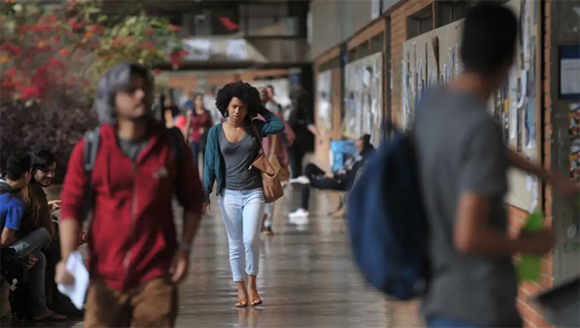 Imagem 1 - das Universidades Federais durante a tramitação da LOA 2026. Segundo a entidade, houve uma redução de 7,05% no valor previsto, o que representa cerca de R$ 488 milhões a menos para as 69 universidades federais, afetando ações essenciais ao seu funcionamento. Imagem 1 - das Universidades Federais durante a tramitação da LOA 2026. Segundo a entidade, houve uma redução de 7,05% no valor previsto, o que representa cerca de R$ 488 milhões a menos para as 69 universidades federais, afetando ações essenciais ao seu funcionamento.