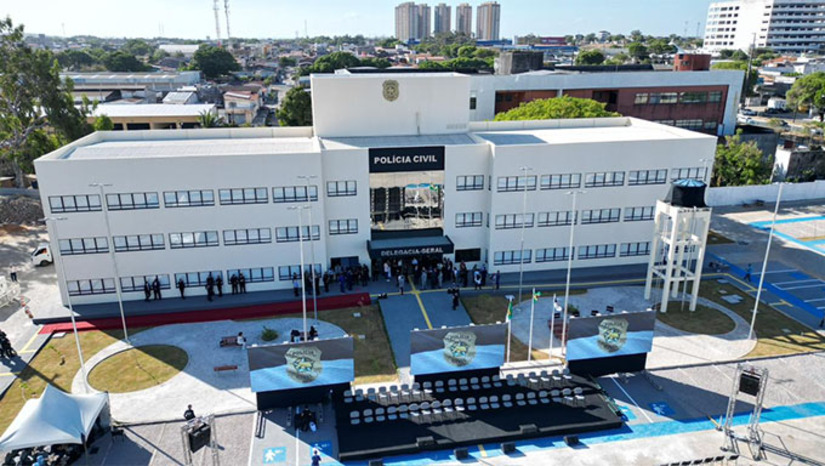 Imagem 1 -   O novo prédio comporta 128 ambientes divididos em três pavimentos, promovendo maior integração entre as equipes em um ambiente moderno e acessível. O investimento contou com aproximadamente R$ 12 milhões do Governo Federal e R$ 8 milhões do Governo do RN, totalizando R$ 20 milhões. O complexo abriga a Delegacia-Geral, a Central de Flagrantes, delegacias especializadas, o Plantão de Atendimento a Grupos Vulneráveis, diretorias administrativas, unidades operacionais, como o CORE, e setores técnicos de apoio à investigação.