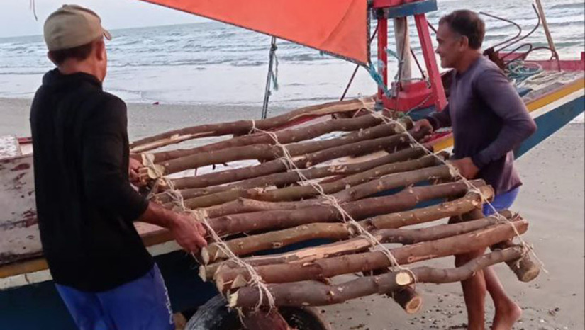 Imagem 1 -  Com orientação do professor Dalison Vitor de Souza, o estudante Gabriel Melo e a irmã Gabriele Melo, residentes na Praia do Rosado e estudantes da Escola Estadual Professora Josélia de Souza Silva, de Porto do Mangue, construíram um pesqueiro usando madeira de algaroba, uma planta invasora na região que eles moram. Este pesqueiro feito de algaroba, se propõe a substituir os pesqueiros usados pelos pescadores de lagosta nos dias atuais, em alguns casos, teto de carros e tambores de 200 litros, que eles deixam no fundo do mar, em locais marcados com GPS, para no ano seguinte, voltarem ao local e capturar as lagostas que estiverem embaixo destas estruturas.  