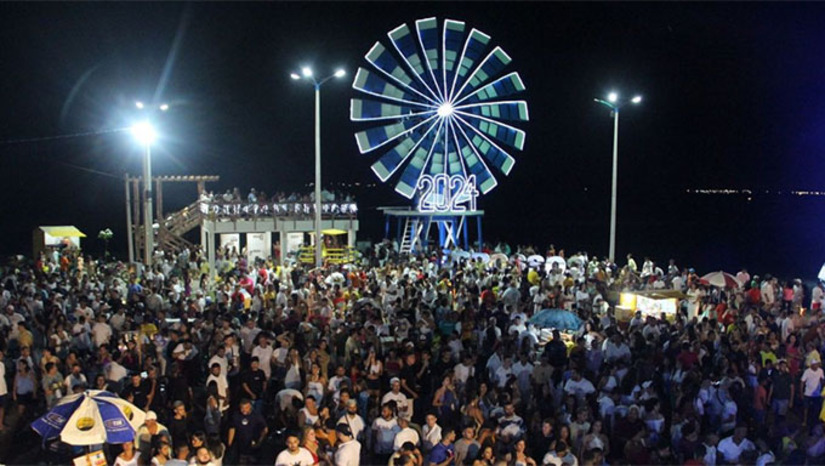 Imagem 1 -  A Prefeitura de Grossos divulgou a programação oficial do Réveillon Grossos 2026, que acontecerá nos dias 31 de dezembro e 1º de janeiro. A festa começa na noite do dia 31 com shows da banda Farra de Rico e Yure e Os Barões e a tradicional queima de fogos à meia-noite na praça do Moinho. No dia 1º, a programação continua com o tradicional arrastão com a banda Zuyrê e shows com a Fenomenal Marcia Felipe e Forró Dos Três. O evento reafirma o compromisso da gestão municipal com a promoção do lazer, o fortalecimento do turismo e o aquecimento da economia local.