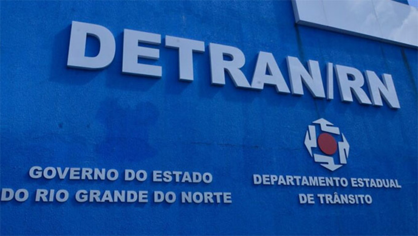 Imagem 1 -  Os proprietários de veículos podem acessar o Portal de Serviços do Detran/RN, fazer login com a conta Gov.br, consultar os débitos (como licenciamento, IPVA, taxas e infrações) e efetuar o pagamento por meio de código PIX. Após a quitação, é possível atualizar e emitir o CRLV-e diretamente no sistema. A medida integra o processo de modernização eletrônica dos serviços oferecidos pela autarquia.