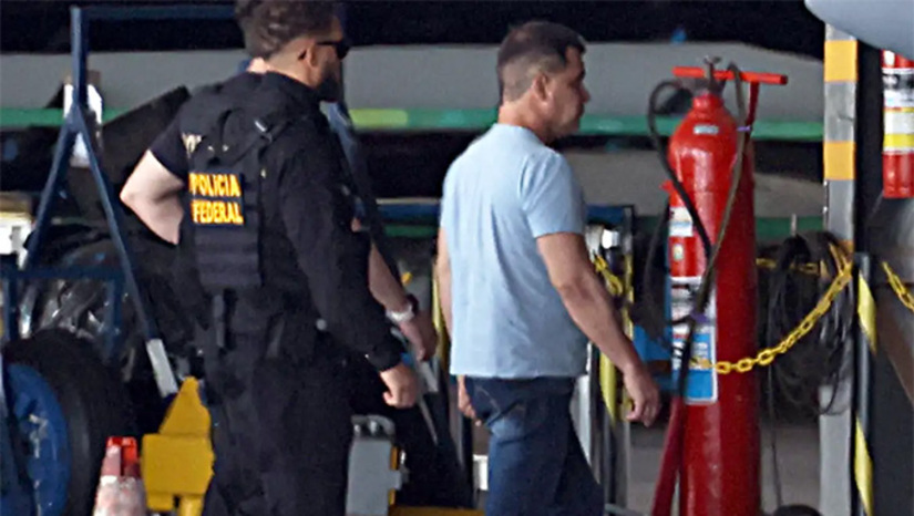 Imagem 1 -  O ex-diretor da Polícia Rodoviária Federal (PRF) Silvinei Vasques foi transferido neste sábado (27) para Brasília-DR, após ser entregue por autoridades paraguaias à Polícia Federal (PF), em Foz do Iguaçu, no Paraná-PR. Vasques ficará preso na Penitenciária da Papuda. Ele ficará nas dependências do 19° Batalhão da Polícia Militar, ala chamada de Papudinha, onde o ex-ministro da Justiça Anderson Torres também está custodiado.