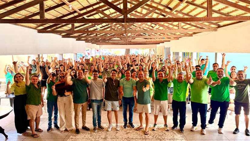 Imagem 1 -  O encontro foi organizado pela militância jovem do MDB e marcou o encerramento do ano com muita participação, diálogo e fortalecimento político.  O evento reuniu mais de 500 jovens, consolidando-se como um importante espaço de integração, escuta e mobilização da juventude apodiense. Com uma programação leve, participativa e cheia de energia, a Vibe Jovem simbolizou a força do grupo e o protagonismo da juventude na construção do presente e do futuro de Apodi.