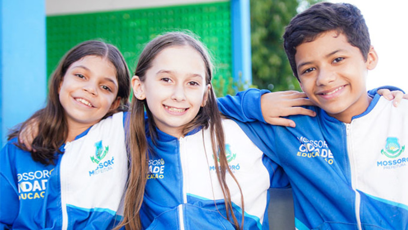 Imagem 1 -  A Prefeitura de Mossoró conclui nesta segunda-feira (29) o pagamento das parcelas do Programa de Apoio ao Estudante (PAE) para alunos da rede municipal. Ao todo, 5 mil estudantes cadastrados e aprovados recebem o benefício, cuja primeira parcela foi paga antes do Natal. O PAE foi sancionado em 1º de outubro e oferece bolsas mensais de R$ 200,00 a alunos do 1º ao 9º ano do Ensino Fundamental, podendo chegar a R$ 300,00 nos meses de julho e janeiro. Estudantes com frequência acima de 85% e média superior a 7 receberão uma bolsa extra de R$ 300,00 em janeiro, encerrando os pagamentos do PAE 2025.