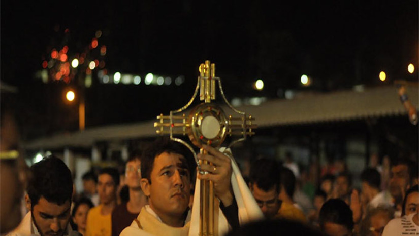 Imagem 1 - O “Réveillon da Paz”, promovido pela comunidade católica Shalom Mossoró, ocorrerá no dia 31 de dezembro, a partir das 20h30, na praia da Pedra do Chapéu. O evento é gratuito e terá missa, adoração ao Santíssimo e louvor. O município garantirá apoio logístico completo, incluindo palco, som, iluminação, painéis de LED e queima de fogos. A iniciativa busca proporcionar um ambiente seguro e acolhedor para famílias, moradores e turistas, reforçando o compromisso da gestão com celebrações pacíficas e bem estruturadas. Imagem 1 - O “Réveillon da Paz”, promovido pela comunidade católica Shalom Mossoró, ocorrerá no dia 31 de dezembro, a partir das 20h30, na praia da Pedra do Chapéu. O evento é gratuito e terá missa, adoração ao Santíssimo e louvor. O município garantirá apoio logístico completo, incluindo palco, som, iluminação, painéis de LED e queima de fogos. A iniciativa busca proporcionar um ambiente seguro e acolhedor para famílias, moradores e turistas, reforçando o compromisso da gestão com celebrações pacíficas e bem estruturadas.